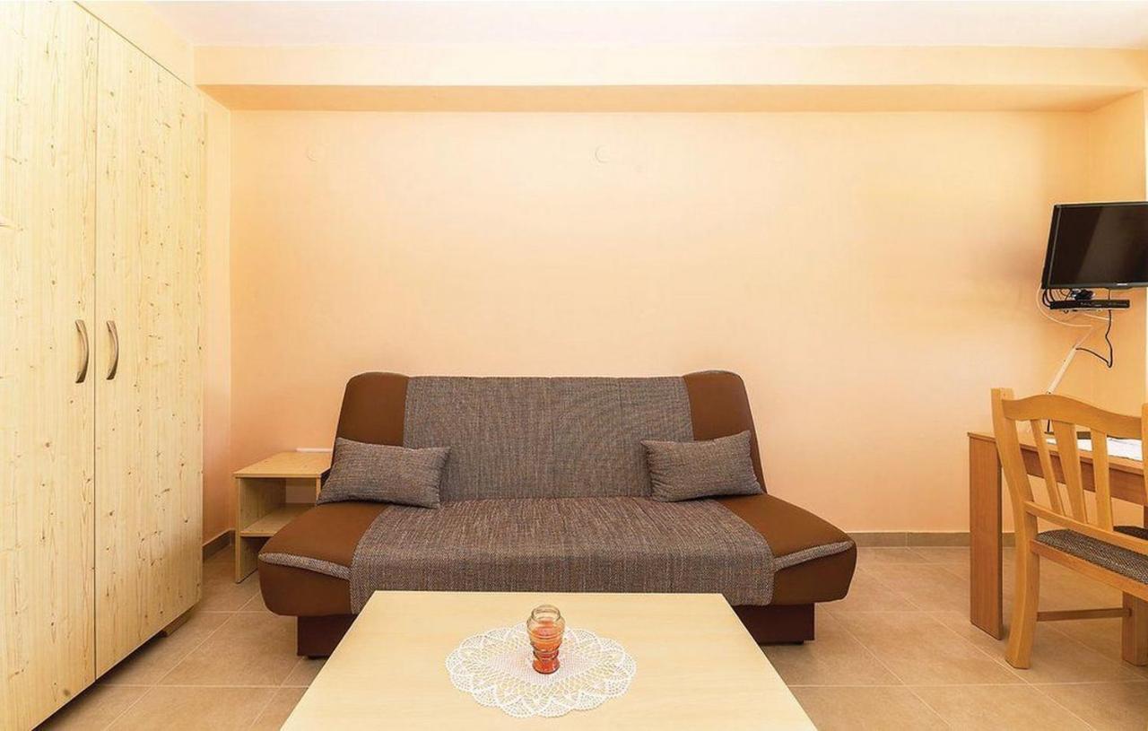 Apartments Old Grandfather'S House Banj Exterior photo